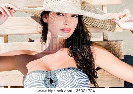 Mooi meisje met hoed op het strand