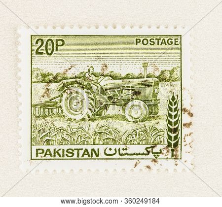 Seattle Washington - April 3, 2020: Close Up Of 1979 Pakistan Stamp Service Overprint Featuring Gree