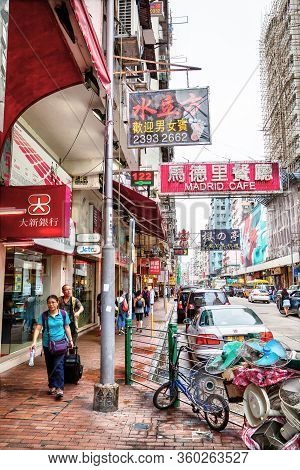Hong Kong - July 7, 2017: Tourists And Locals Walking Along Fok Wing Street In Sham Shui Po, Hong Ko