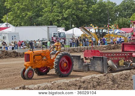 Orange Minneapolis Moline Traktor zieht Spuren