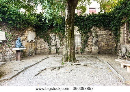 Verona, Italy, September 26, 2015 : The Arbor In The Courtyard Of The Place Called Juliet Tomb - Tom