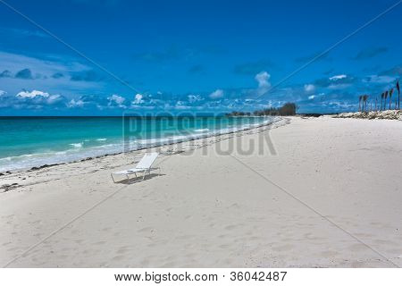 Chaise longue à la plage déserte