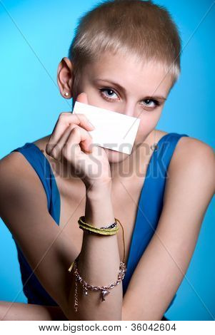 Ritratto di una bella ragazza tenendo una Notecard vuota.
