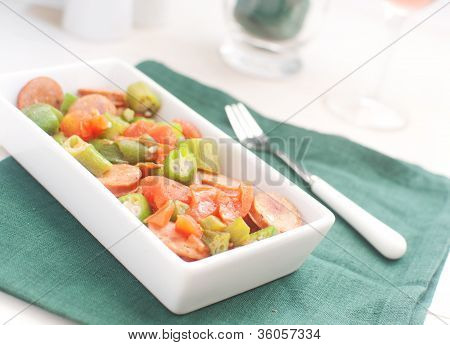Sosis, bamya ve domates salatası