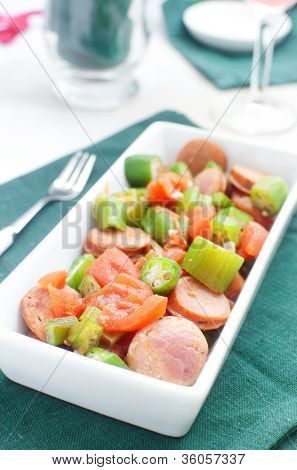 Bamya ve sosis salata