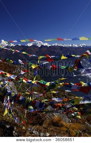 Bandiere di preghiera con vista sulle montagne