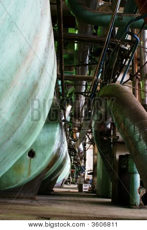 Ekstraudstyr, kabler og rør som fundet inde i en gammel industriel kraftværk