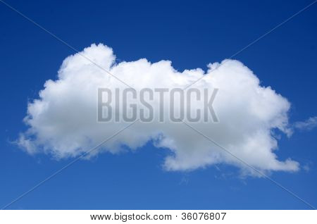 Cielo azul con una nube