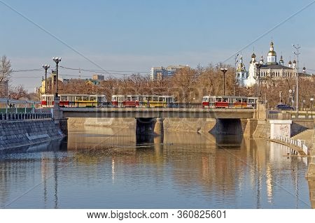 Ukraine, Kharkiv - March 26, 2020: Old Tram At The Lopansky Bridge In The Center Of Khark