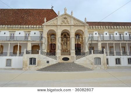 A Coimbra Egyetem főépület homlokzata