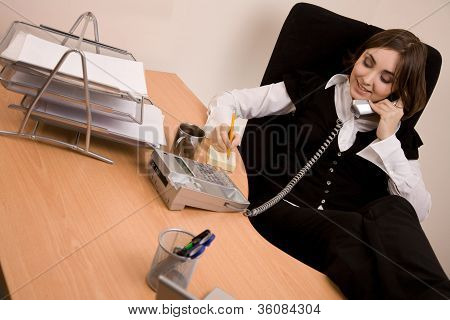 Empresária chamando por telefone no escritório