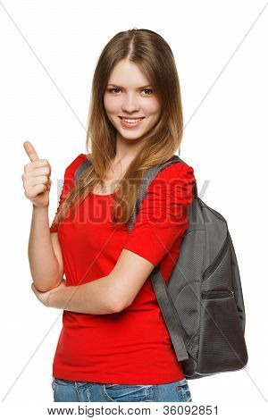 Teenager s batohem ukazuje palcem nahoru znamení