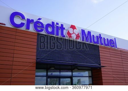 Bordeaux , Aquitaine / France - 01 15 2020 : Credit Mutuel Sign Bank Office Agency Facade Logo Signa