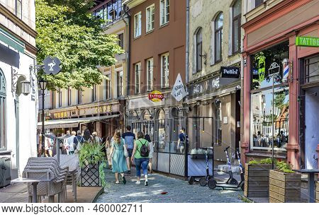 Latvia, Riga, August, 2022: Tourists On Jauniela Street In Riga Old Town. Beautiful Old Street Of Ri