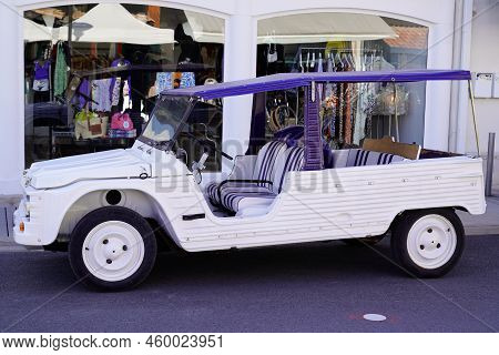 Bordeaux , Aquitaine  France - 08 08 2022 : Citroen Mehari Car Retro Plastic Old Vintage Beach Conve