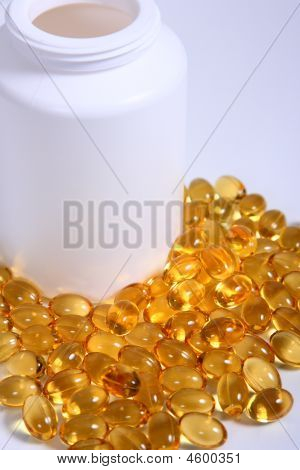 흰색 알 약 병 주위 가까이 Omega3 약