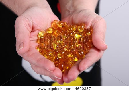 두 손 가득 Omega3 알 약