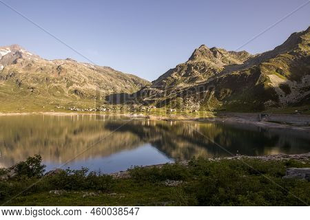The Beautiful Scenery Of Spugen Pass, Italy, Europe - Lago Di Montespluga. Hd Wallpaper, 4k Green Ba