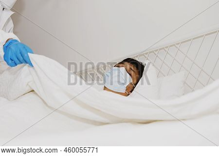 Doctor Wears Ppe Suit Blanket Care For Senior Patients To Sleep : Senior Asian Male Infected Person 