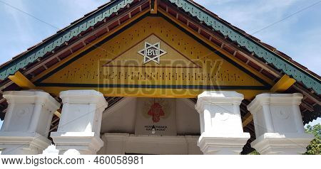 Jogjakarta, Indonesia On December 24, 2019. The Entrance To The Wotgaleh Tomb Which Is Located In Se