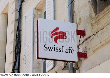 Bordeaux , Aquitaine  France - 08 15 2022 : Swiss Life Logo Brand Chain And Text Sign Wall Facade Pa