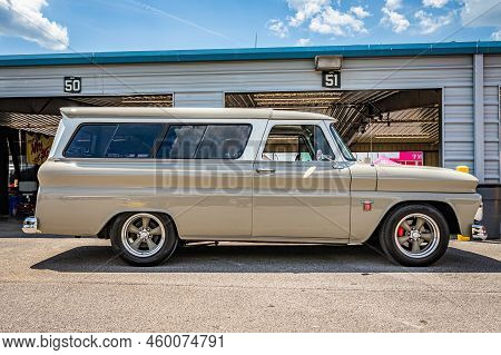 Lebanon, Tn - May 13, 2022: Low Perspective Side View Of A 1964 Chevrolet C10 Suburban Carryall At A