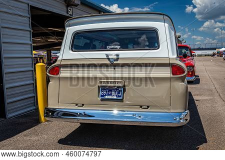 Lebanon, Tn - May 13, 2022: Low Perspective Rear View Of A 1964 Chevrolet C10 Suburban Carryall At A