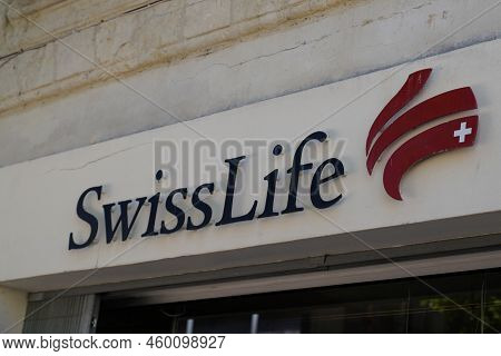 Bordeaux , Aquitaine  France - 08 15 2022 : Swiss Life Logo Brand And Text Sign Office Chain Group L