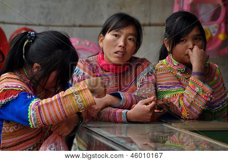 Vietnamských venkovských lidí na místním trhu v Bac Ha, Sa Pa, Vietnam