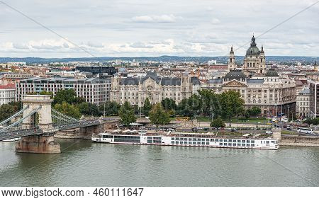 Budapest, Hungary - September 17, 2016: The Chain Bridge Szechenyi Lanchid In Budapest. Budapest Hun
