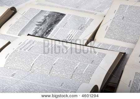 พื้นหลังของหนังสือเปิดซ้อนทับกันหลาย