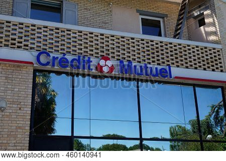 Bordeaux , Aquitaine  France - 08 15 2022 : Credit Mutuel Brand Sign And Text On Bank Office Agency 