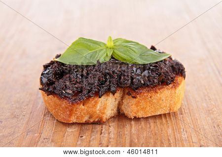 Brot und Oliventapenade