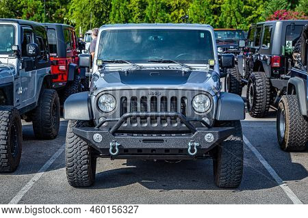 Pigeon Forge, Tn - August 25, 2017: Modified Jeep Wrangler Sport Unlimited Willys Wheeler Jk Hard To