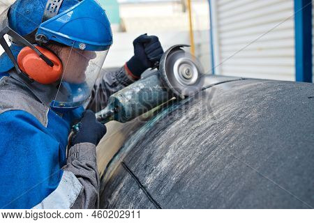 Linear Fitter Or Pipeliner Removes Plastic Insulation From Large-diameter Pipe With Angle Grinder. Y