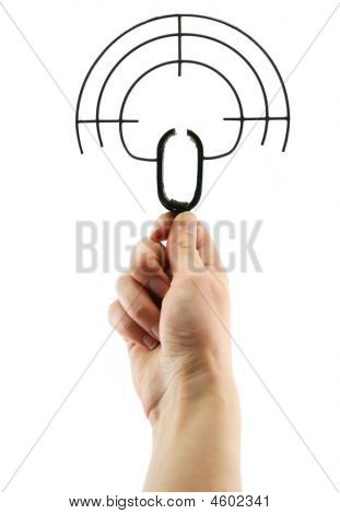 Naisen käsi pitää vanha metallinen kiväärin Backsight