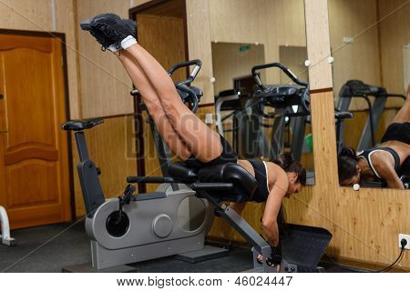 Kobieta sportowych w sali gimnastycznej.