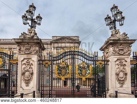 London, England, Uk - July 6, 2022: Buckingham Palace. Closeup Of North Gate To Front Coutyard With 