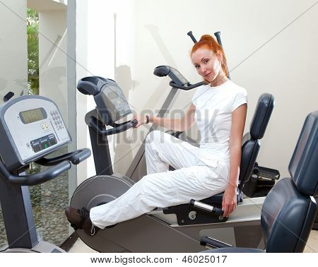 สาวกีฬาในรถไฟศูนย์ฟิตเนส