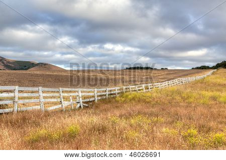 Белый забор на высокие равнины