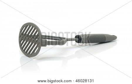 มันฝรั่ง masher บนพื้นหลังสีขาว