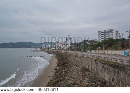 Bahia De Caraquez, Manabi / Ecuador - August 21 2022: Vehicles Traveling On The Avenue That Borders 