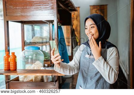 Veiled Woman Surprised When She Saw A Cellphone