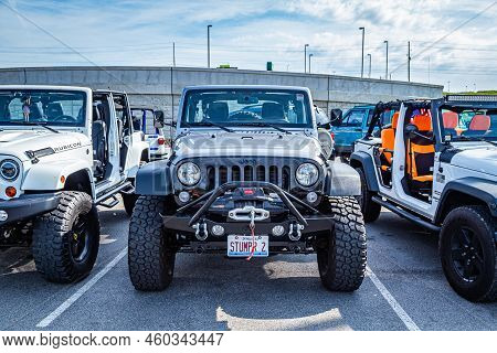 Pigeon Forge, Tn - August 25, 2017: Modified Jeep Wrangler Sport Unlimited Jk Willys Wheeler Soft To