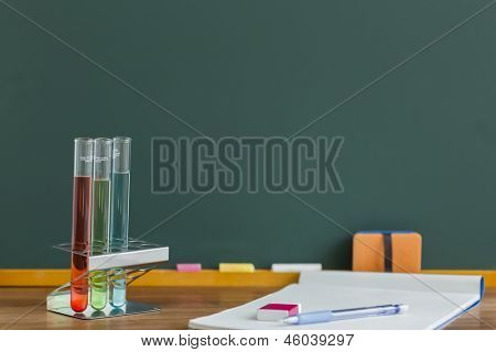 Un tableau noir et le matériel de laboratoire