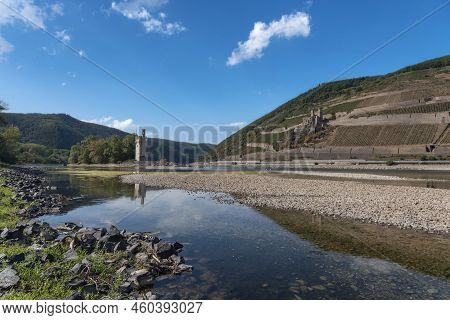 Rhine Near Bingen In Rhineland-palatinate In Germany. Extreme Low Water In The Drought Summer Of 202