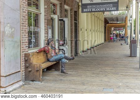 Sacramento, Usa - June 4, 2022: Wooden Statue Of Cowboy Sitten On A Bench In The Old Town Of Sacrame