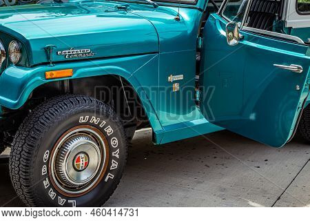 Pigeon Forge, Tn - August 25, 2017: Low Perspective Front Corner View Of A Kaiser Jeep Jeepster Comm