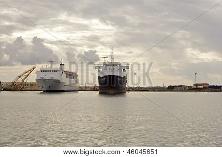 Skibet i havnen, Trapani