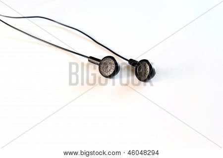 Schwarze Kopfhörer auf weiß
